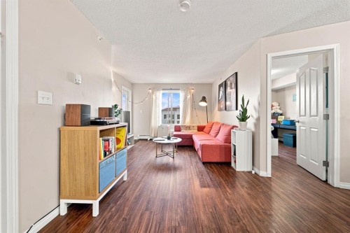 413-7210 80 Avenue Ne, Calgary, AB - Indoor Photo Showing Living Room