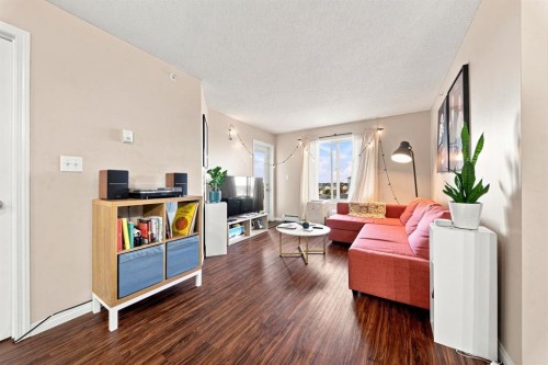 413-7210 80 Avenue Ne, Calgary, AB - Indoor Photo Showing Living Room