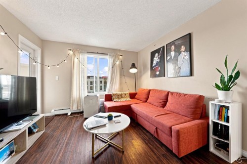 413-7210 80 Avenue Ne, Calgary, AB - Indoor Photo Showing Living Room