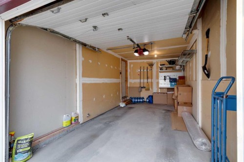 17 Country Village Circle Ne, Calgary, AB - Indoor Photo Showing Garage