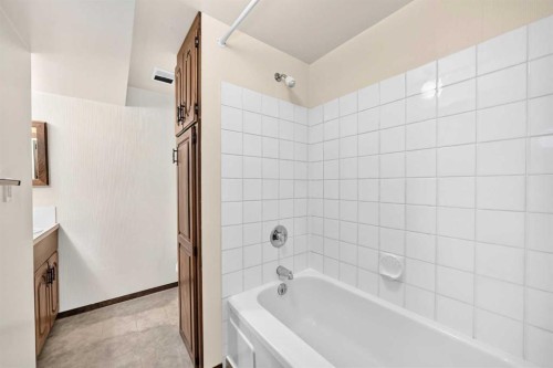 32 Macewan Park Link Nw, Calgary, AB - Indoor Photo Showing Bathroom