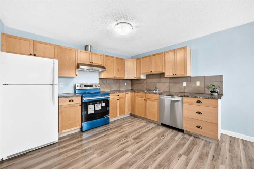 32 Macewan Park Link Nw, Calgary, AB - Indoor Photo Showing Kitchen With Double Sink