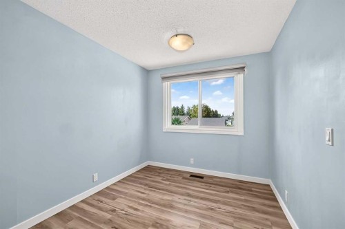 32 Macewan Park Link Nw, Calgary, AB - Indoor Photo Showing Other Room