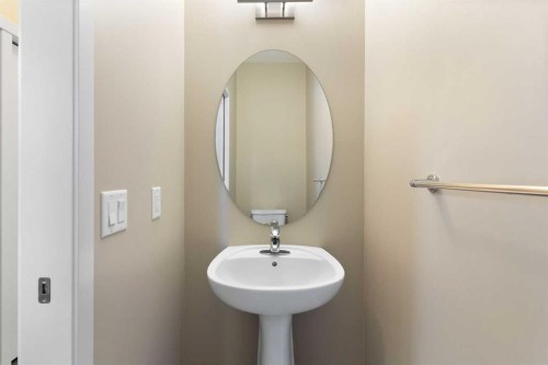 638 River Heights Crescent, Cochrane, AB - Indoor Photo Showing Bathroom