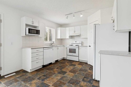 25 Coville Gardens Ne, Calgary, AB - Indoor Photo Showing Kitchen