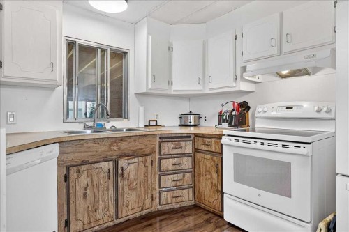 88 Big Hill Way Se, Airdrie, AB - Indoor Photo Showing Kitchen With Double Sink