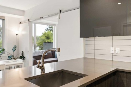 203-1526 9 Avenue Se, Calgary, AB - Indoor Photo Showing Kitchen