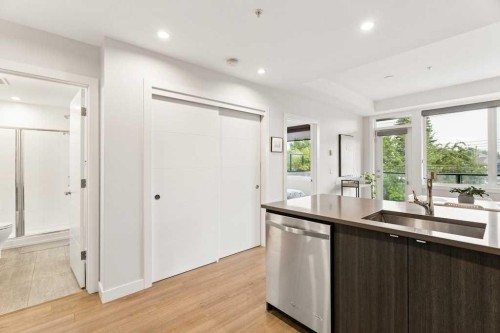 203-1526 9 Avenue Se, Calgary, AB - Indoor Photo Showing Kitchen