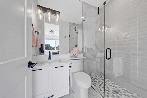 3611 Kilkenny Road Sw, Calgary, AB - Indoor Photo Showing Bathroom
