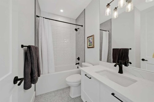 3611 Kilkenny Road Sw, Calgary, AB - Indoor Photo Showing Bathroom