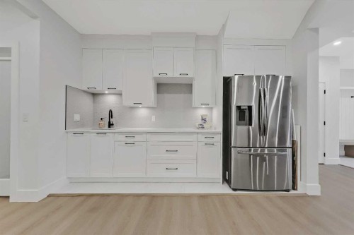3611 Kilkenny Road Sw, Calgary, AB - Indoor Photo Showing Kitchen