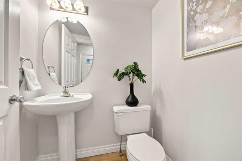 172 Somme Manor Sw, Calgary, AB - Indoor Photo Showing Bathroom