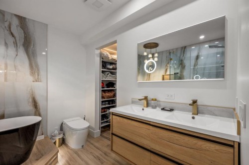 106-59 22 Avenue Sw, Calgary, AB - Indoor Photo Showing Bathroom