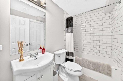 152 Royal Oak Terrace Nw, Calgary, AB - Indoor Photo Showing Bathroom