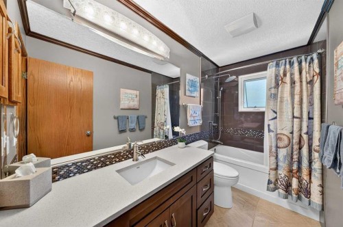 31 Scenic Cove Place Nw, Calgary, AB - Indoor Photo Showing Bathroom