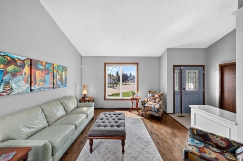 31 Scenic Cove Place Nw, Calgary, AB - Indoor Photo Showing Living Room