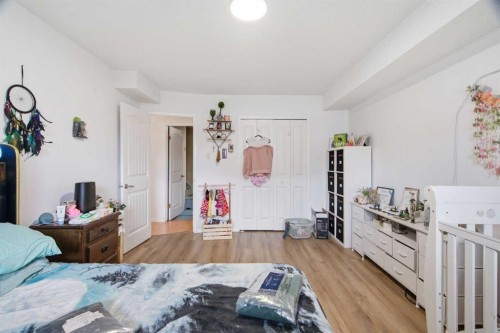 196 Gordon Drive Sw, Calgary, AB - Indoor Photo Showing Bedroom