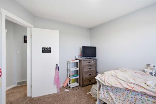 196 Gordon Drive Sw, Calgary, AB - Indoor Photo Showing Bedroom
