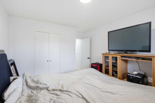 196 Gordon Drive Sw, Calgary, AB - Indoor Photo Showing Bedroom