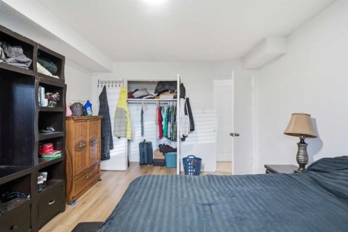 196 Gordon Drive Sw, Calgary, AB - Indoor Photo Showing Bedroom
