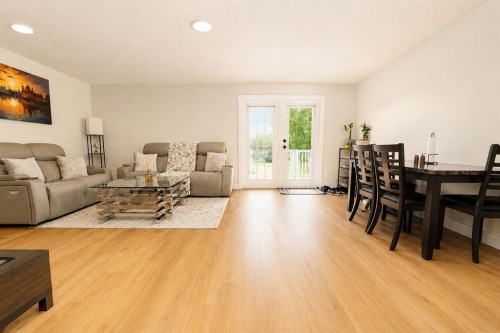 250257 Conrich Road, Rural Rocky View County, AB - Indoor Photo Showing Living Room