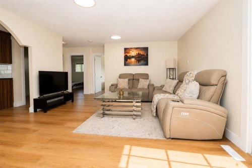 250257 Conrich Road, Rural Rocky View County, AB - Indoor Photo Showing Living Room
