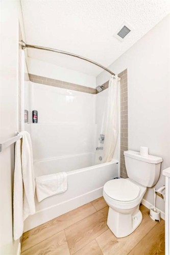 4414-550 Belmont Street Sw, Calgary, AB - Indoor Photo Showing Bathroom