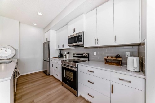 4414-550 Belmont Street Sw, Calgary, AB - Indoor Photo Showing Kitchen With Stainless Steel Kitchen