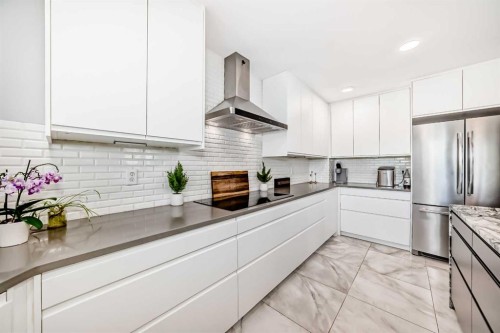 382 Cove Road, Chestermere, AB - Indoor Photo Showing Kitchen