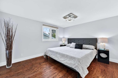 11 Selkirk Drive Sw, Calgary, AB - Indoor Photo Showing Bedroom