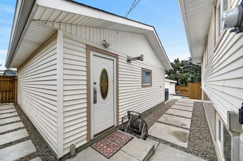 11 Selkirk Drive Sw, Calgary, AB - Outdoor With Exterior