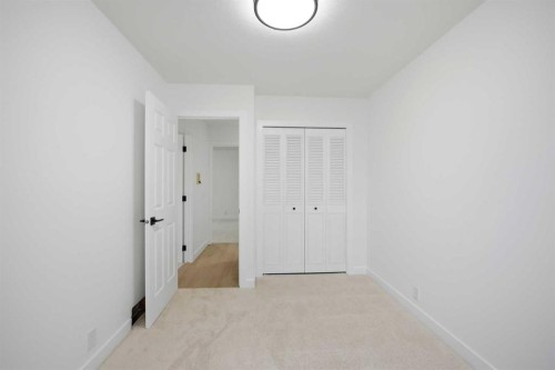 300 Edgehill Drive Nw, Calgary, AB - Indoor Photo Showing Other Room