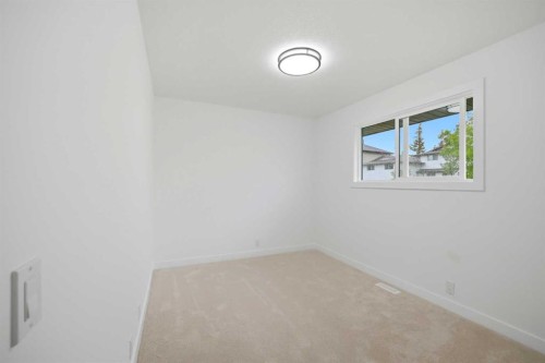 300 Edgehill Drive Nw, Calgary, AB - Indoor Photo Showing Other Room
