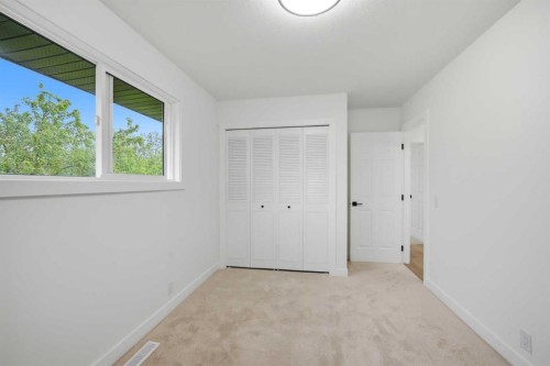 300 Edgehill Drive Nw, Calgary, AB - Indoor Photo Showing Other Room