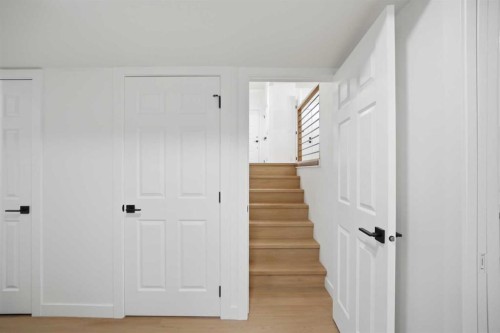 300 Edgehill Drive Nw, Calgary, AB - Indoor Photo Showing Other Room