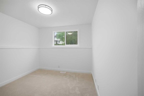 300 Edgehill Drive Nw, Calgary, AB - Indoor Photo Showing Other Room