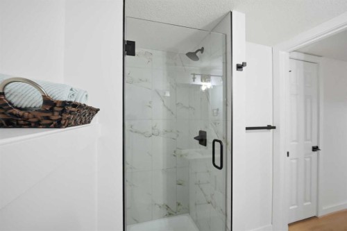 300 Edgehill Drive Nw, Calgary, AB - Indoor Photo Showing Bathroom