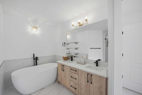 47 Citadel Ridge Close Nw, Calgary, AB - Indoor Photo Showing Bathroom