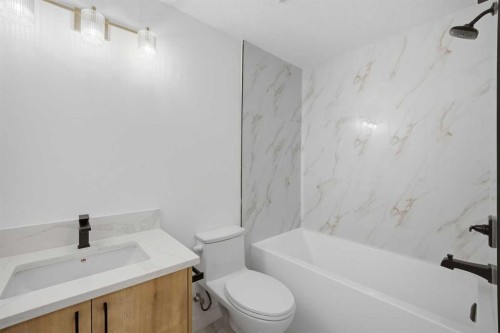 47 Citadel Ridge Close Nw, Calgary, AB - Indoor Photo Showing Bathroom