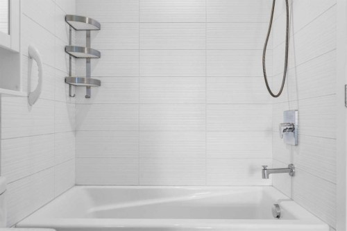 411-28 Auburn Bay Link Se, Calgary, AB - Indoor Photo Showing Bathroom