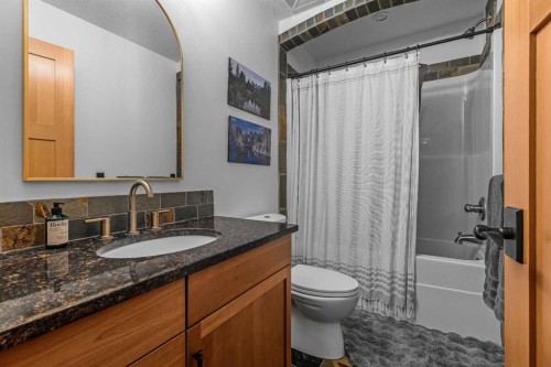 8-511 6Th Avenue, Canmore, AB - Indoor Photo Showing Bathroom