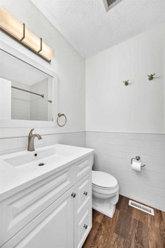 383 Georgian Villas Ne, Calgary, AB - Indoor Photo Showing Bathroom