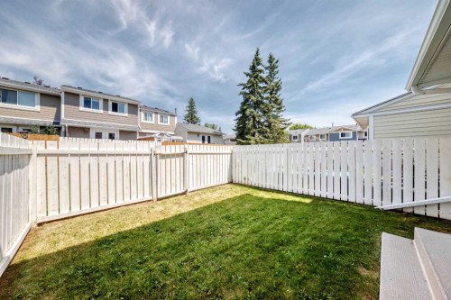 383 Georgian Villas Ne, Calgary, AB - Outdoor