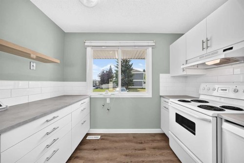 383 Georgian Villas Ne, Calgary, AB - Indoor Photo Showing Kitchen