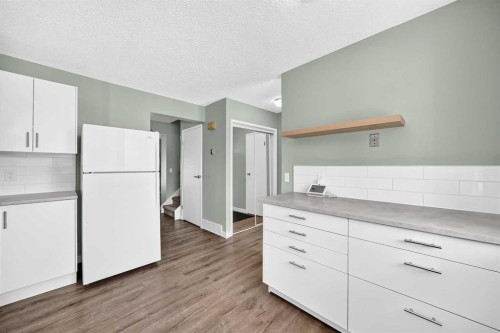 383 Georgian Villas Ne, Calgary, AB - Indoor Photo Showing Kitchen