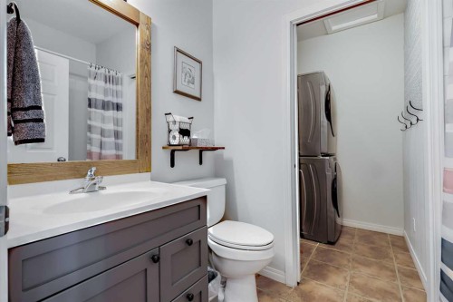 738 Carriage Lane Drive, Carstairs, AB - Indoor Photo Showing Bathroom