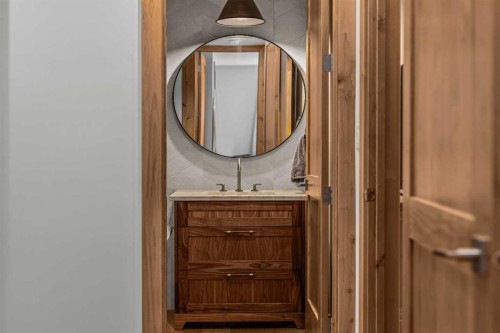 533 3Rd Street, Canmore, AB - Indoor Photo Showing Bathroom