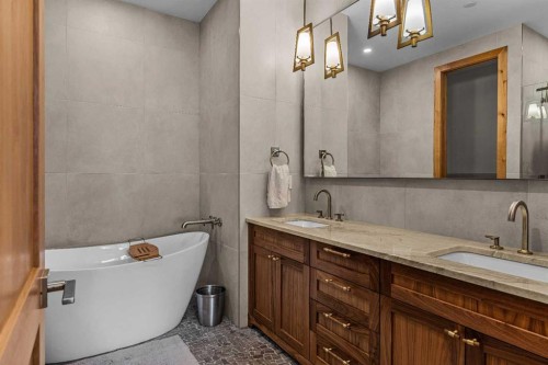 533 3Rd Street, Canmore, AB - Indoor Photo Showing Bathroom