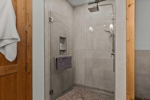 533 3Rd Street, Canmore, AB - Indoor Photo Showing Bathroom