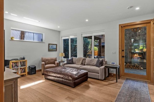 533 3Rd Street, Canmore, AB - Indoor Photo Showing Living Room